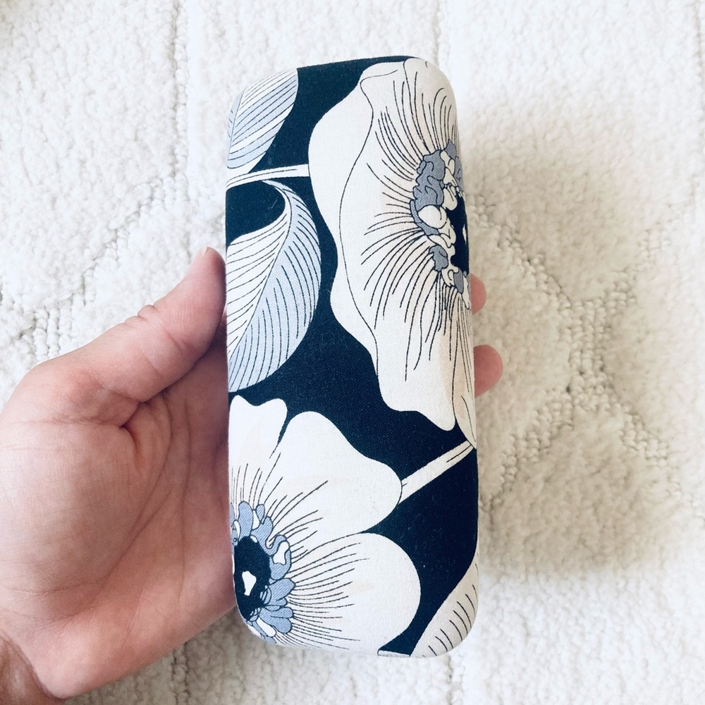 Vera Bradley Camelia Clam Shell Sunglasses Eyeglass Case Black & White Floral